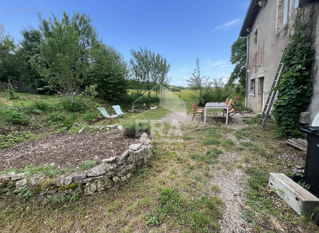 Maison à AMATHAY-VESIGNEUX