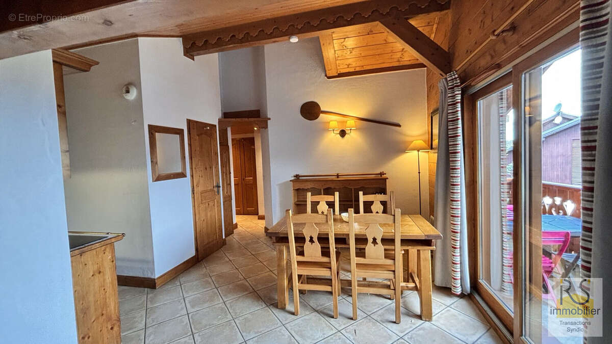 Pièce de vie - Appartement à ARACHES-LA-FRASSE