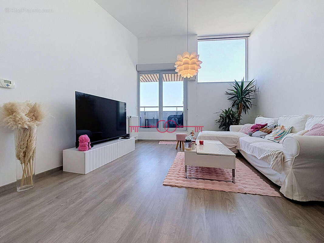 À VENDRE - Charmant 2 pièces lumineux avec terrasse, dernier étage et parking - Secteur Neufchâtel à Reims - photo 2