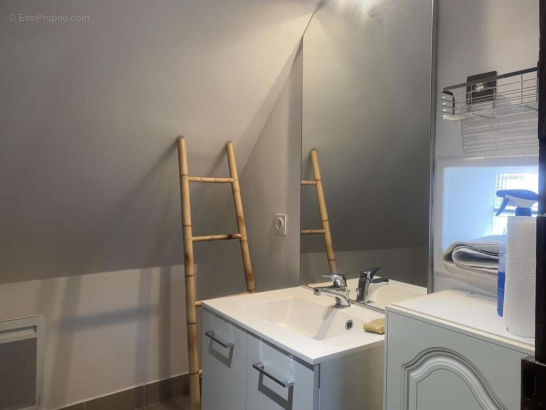 salle d&#039;eau toilette au premier - Maison à MEYRALS