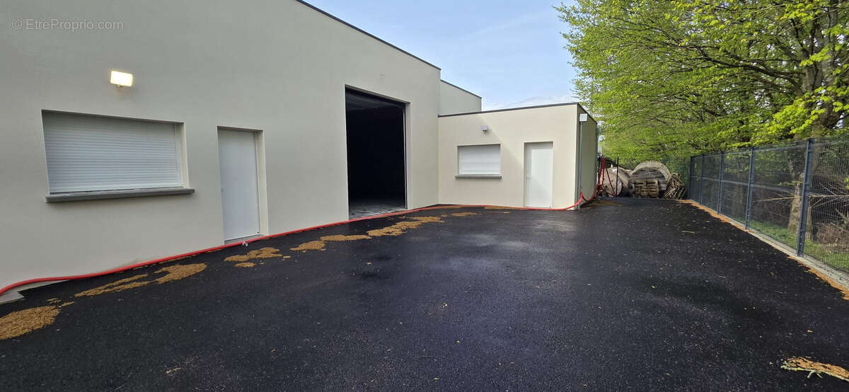 Commerce à LES PONTS-DE-CE