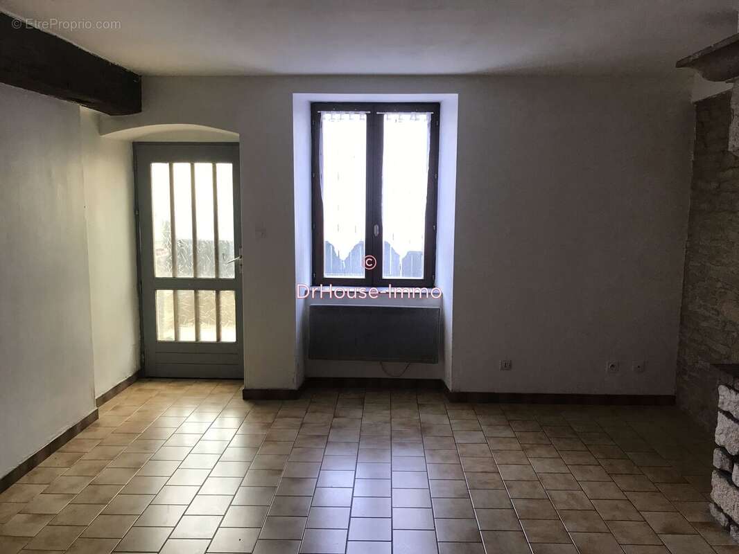 Appartement à COMBEAUFONTAINE