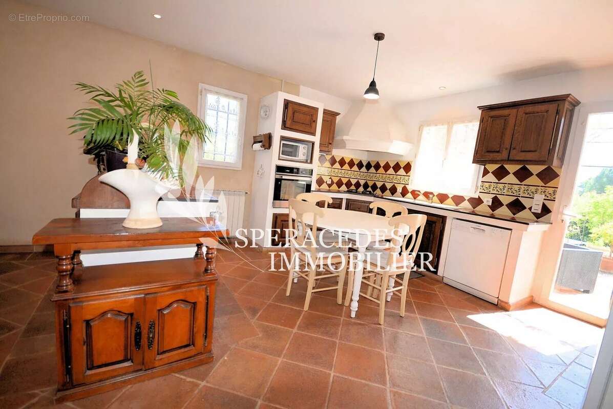 Maison à SAINT-CEZAIRE-SUR-SIAGNE