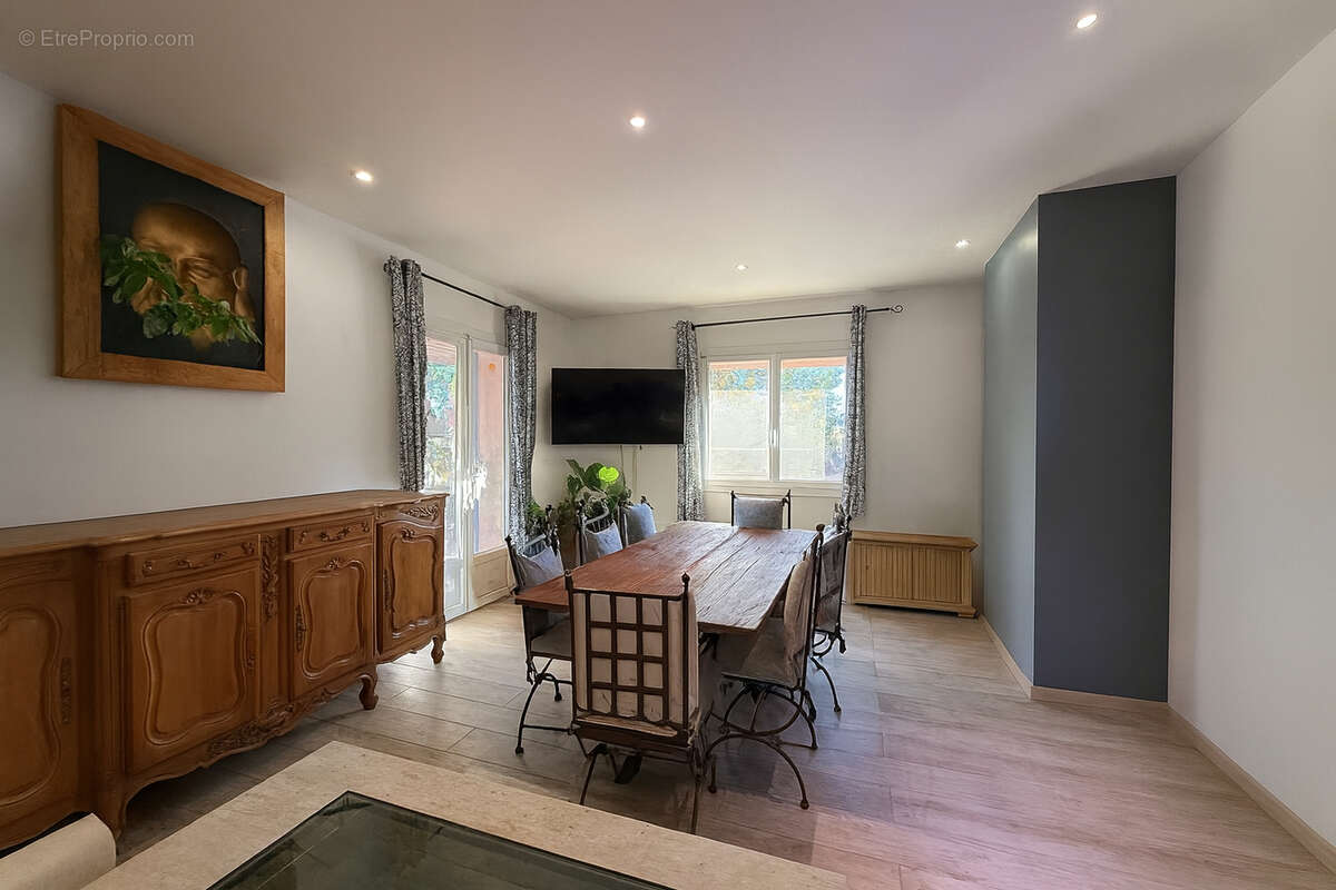A vendre - villa aux issambres de plain-pied dans un quartier calme avec piscine et 3 chambres - photo 2