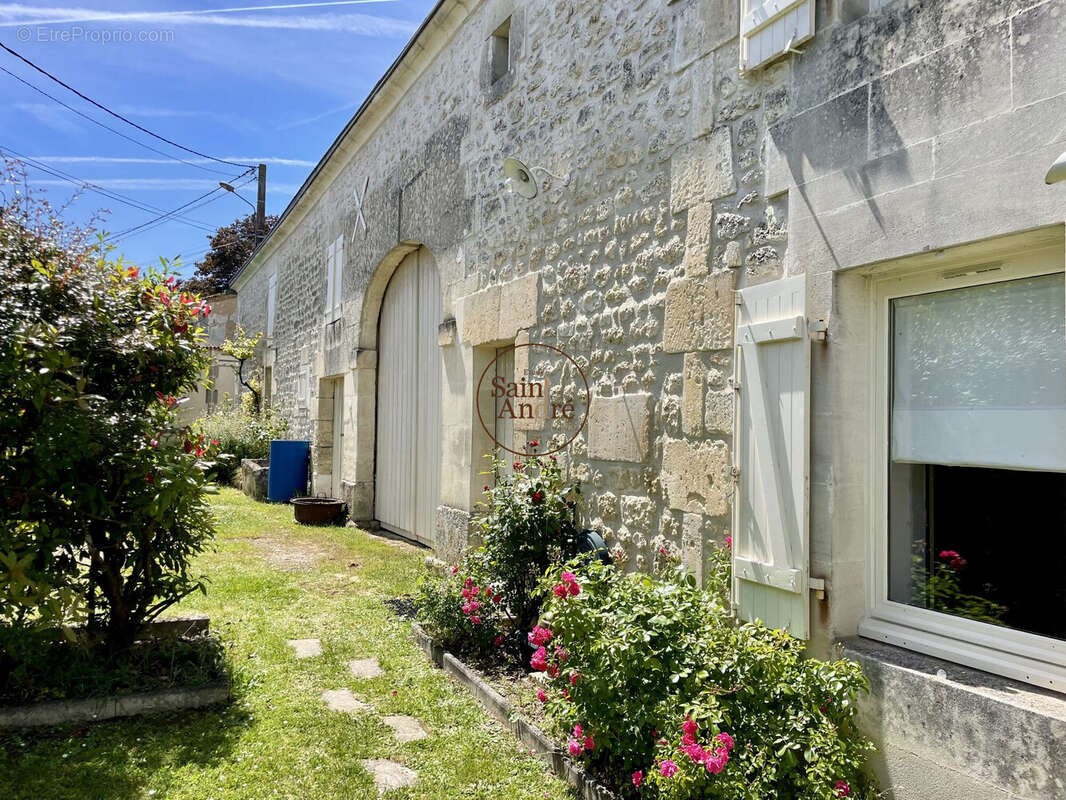 Maison à ROULLET-SAINT-ESTEPHE