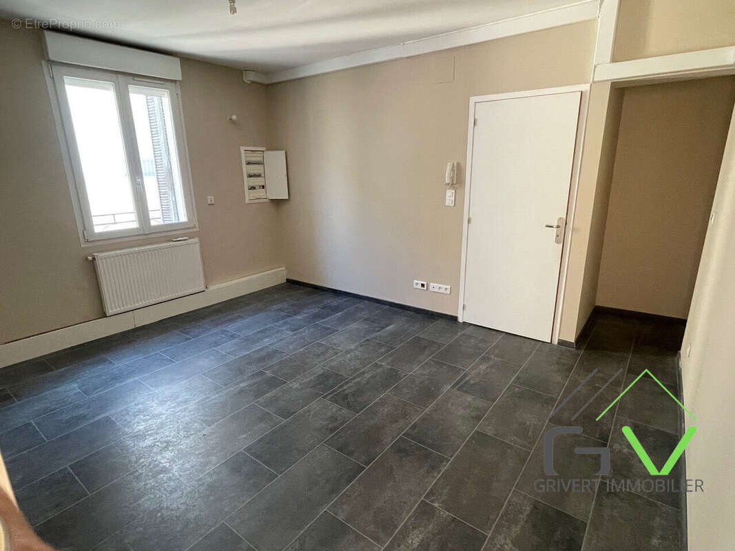 T2 Coté rue - Appartement à NIMES