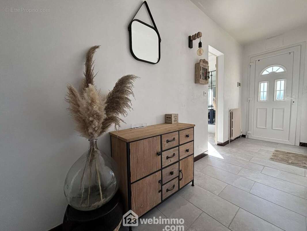 D'un côté de l'entrée de 4,7 m2, - Maison à THURE