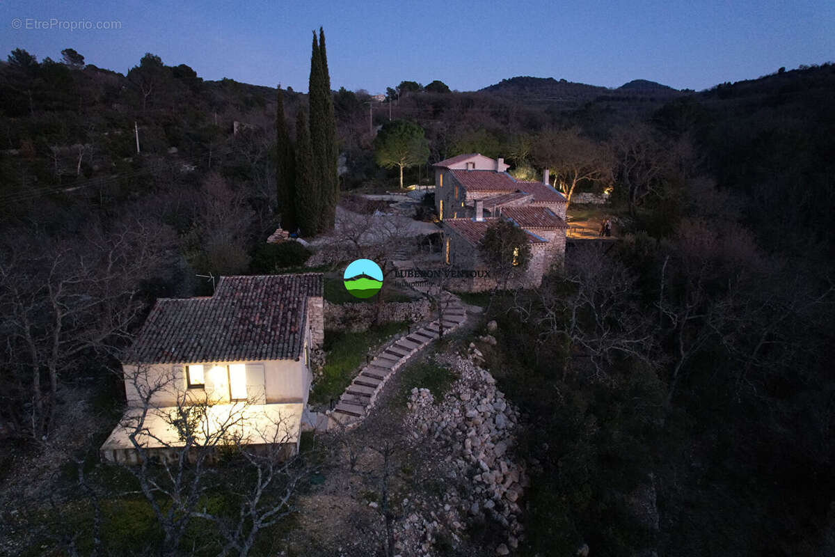 Maison à VENASQUE