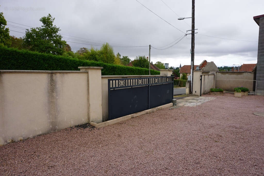 Maison à LE DONJON