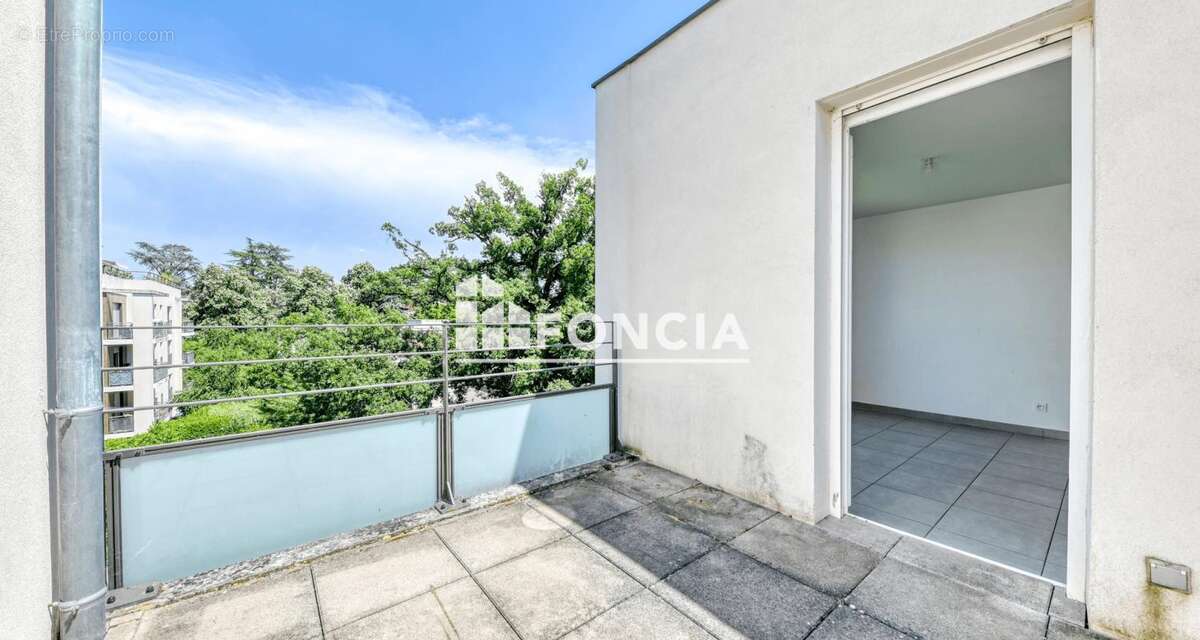 LYON 5 Rue Pierre Valdo-T2 au dernier étage avec sa terrasse et son garage - photo 3