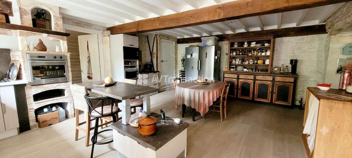 Maison 243 m² à Saint-Seurin-De-Cadourne  - photo 7
