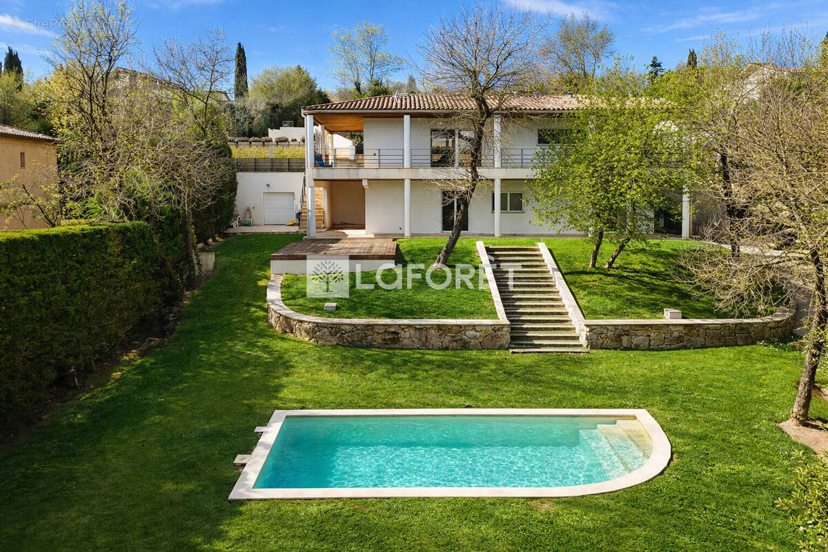 Maison à CHATEAUNEUF-GRASSE
