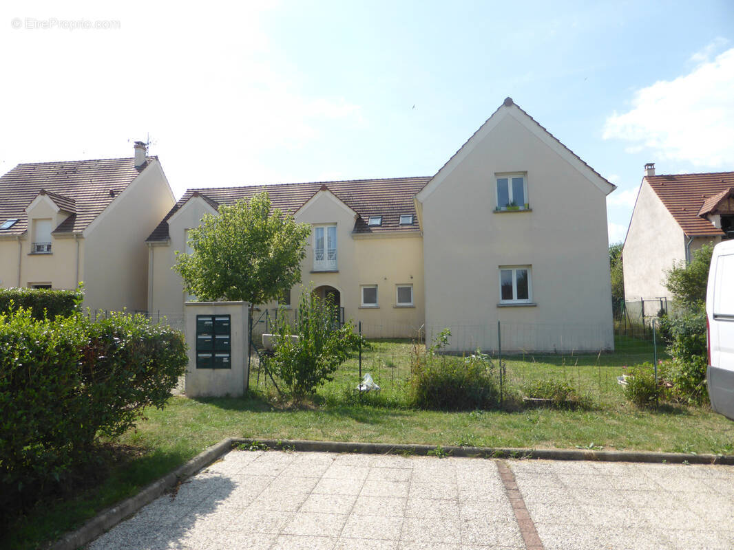 Appartement à COURSON-MONTELOUP