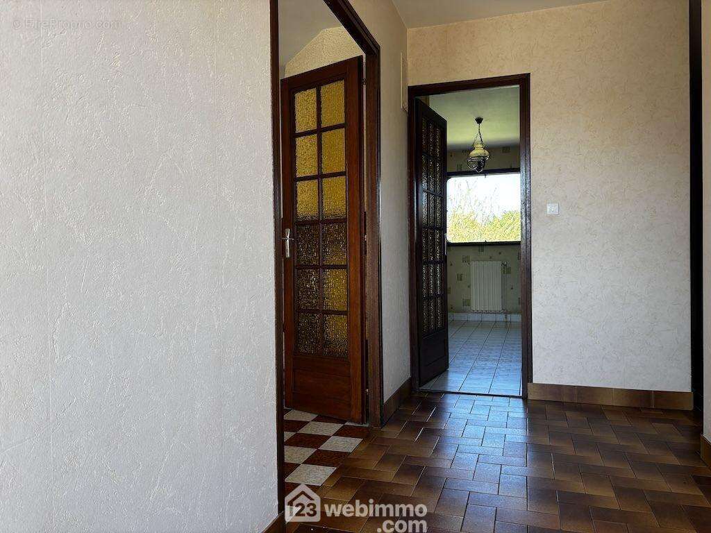 L'entrée de 6 m2 ouvre sur : - Maison à POITIERS