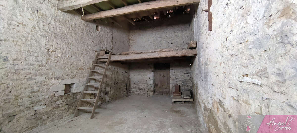 Maison de village de 159 m2 - 3 chambres - cave voutée et garage - photo 13