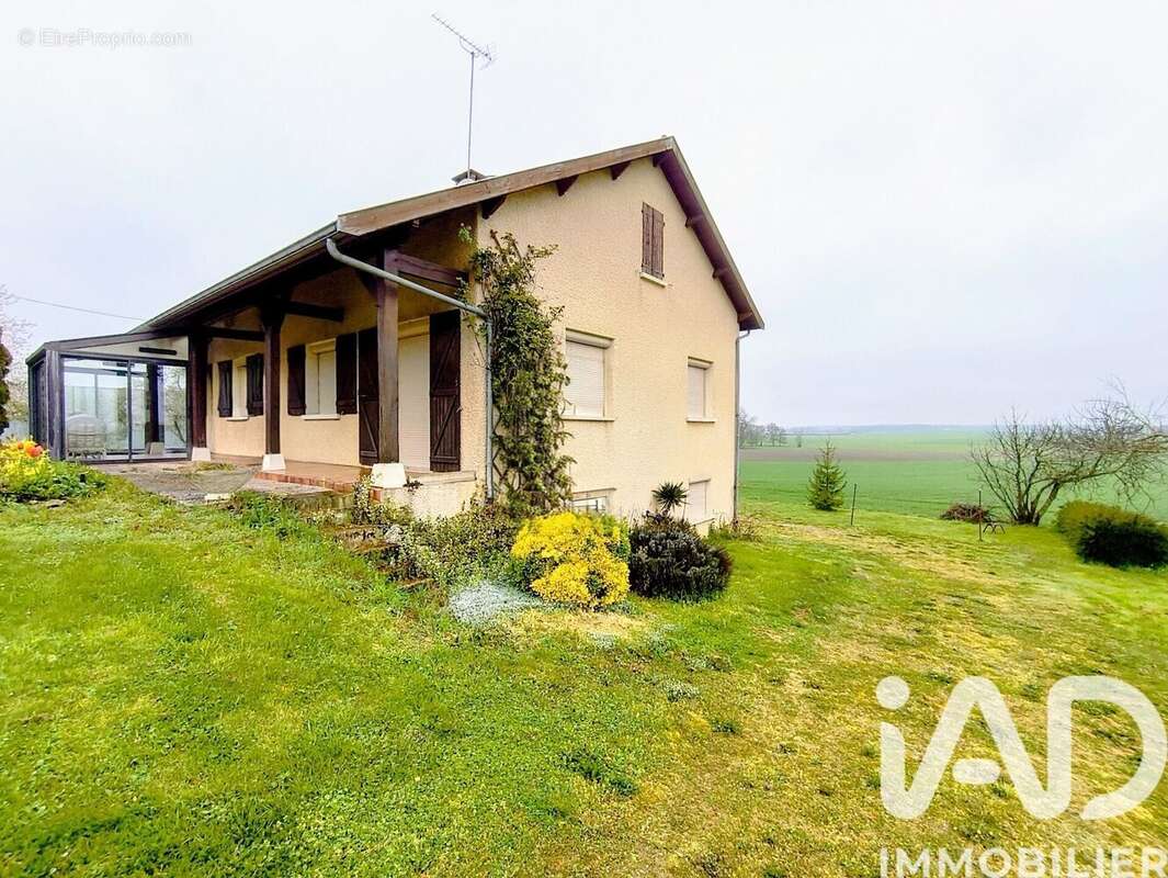 Maison 114 m² à Chavanges  - photo 2
