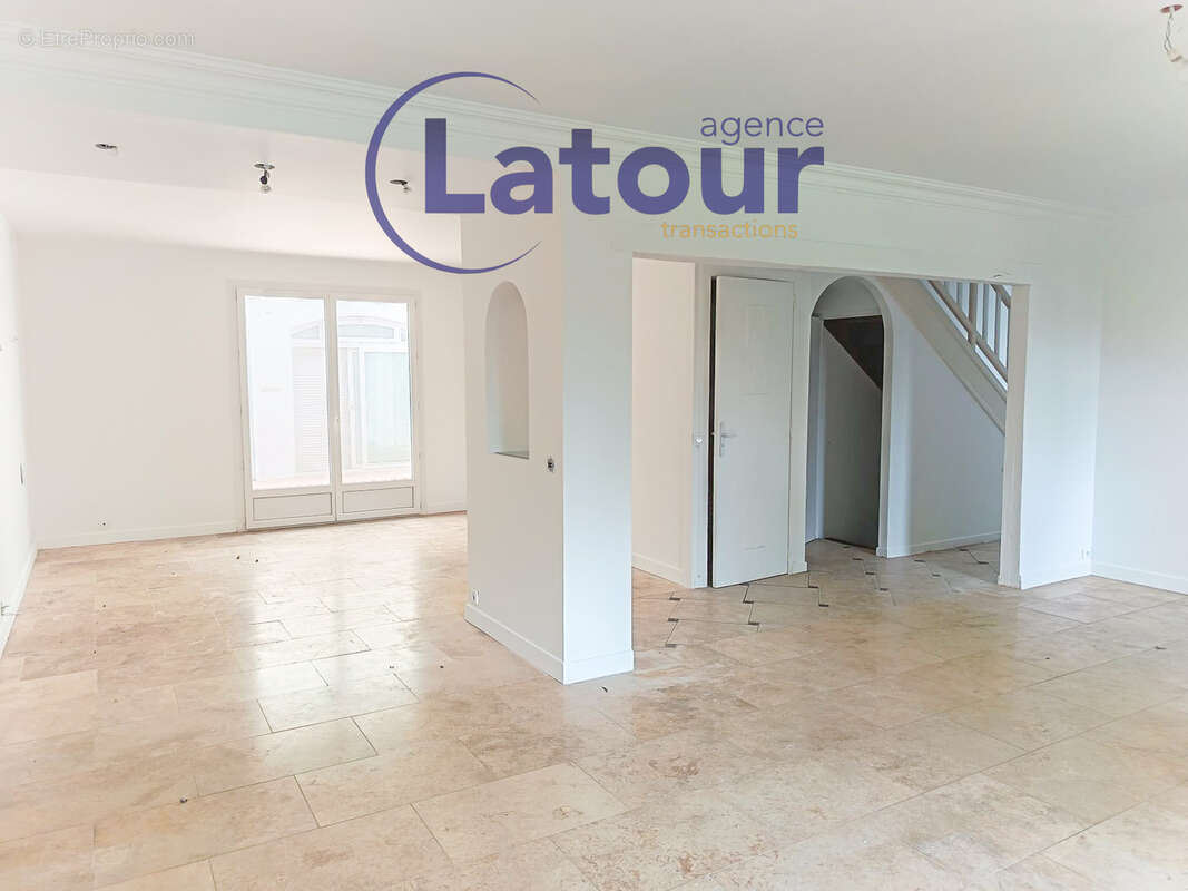Beau pavillon avec sous-sol de 7 pieces sur 875 m2 de terrain. - photo 2