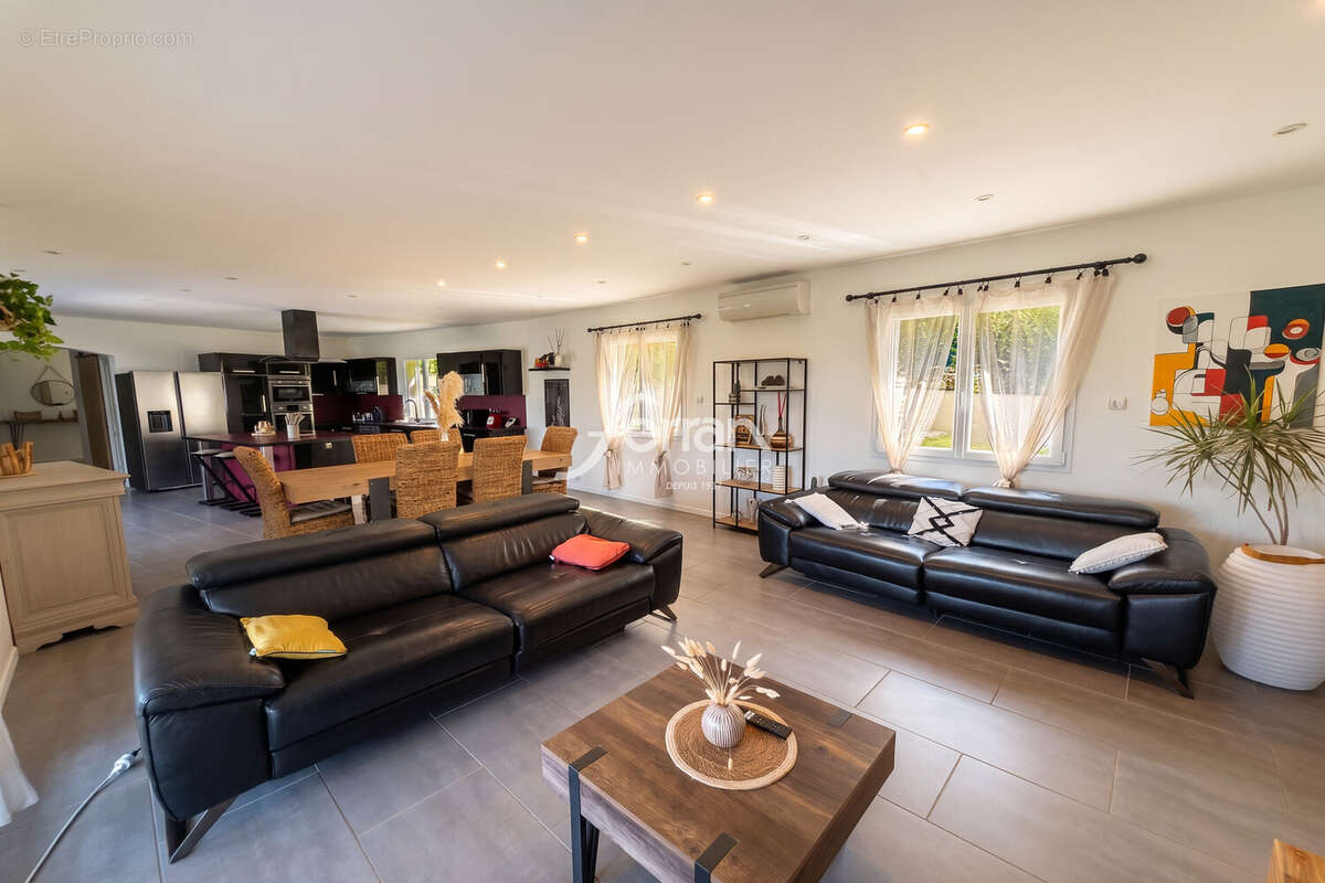 Maison 170 m² à Callas  - photo 4