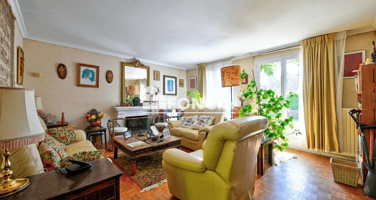 Maison 140 m² à Le Mesnil-Saint-Denis  - photo 4