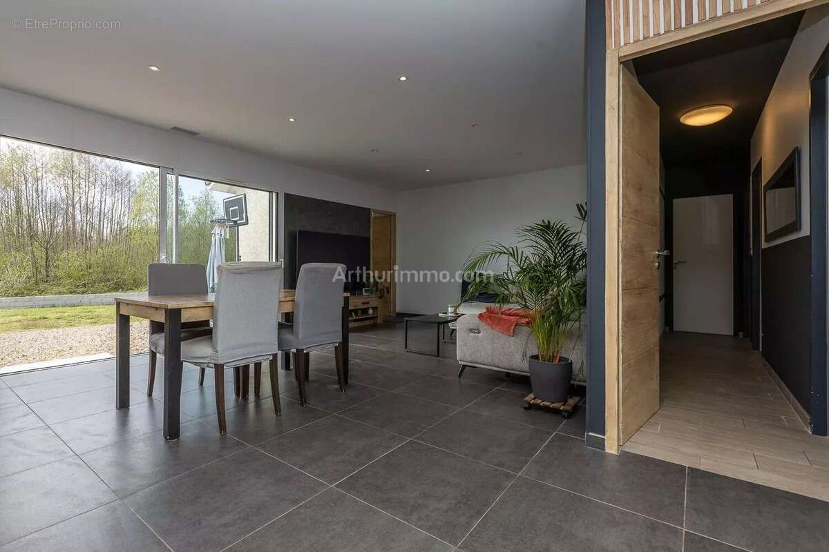 Maison à VEZERONCE-CURTIN