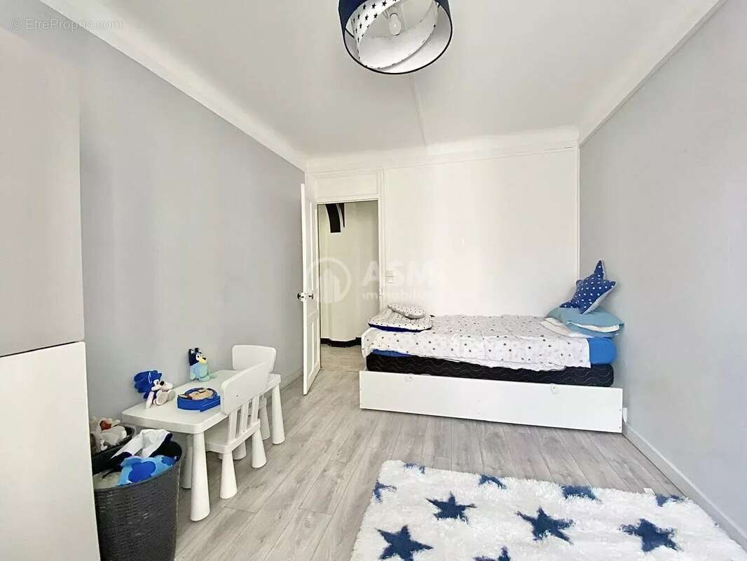 Appartement à COURBEVOIE