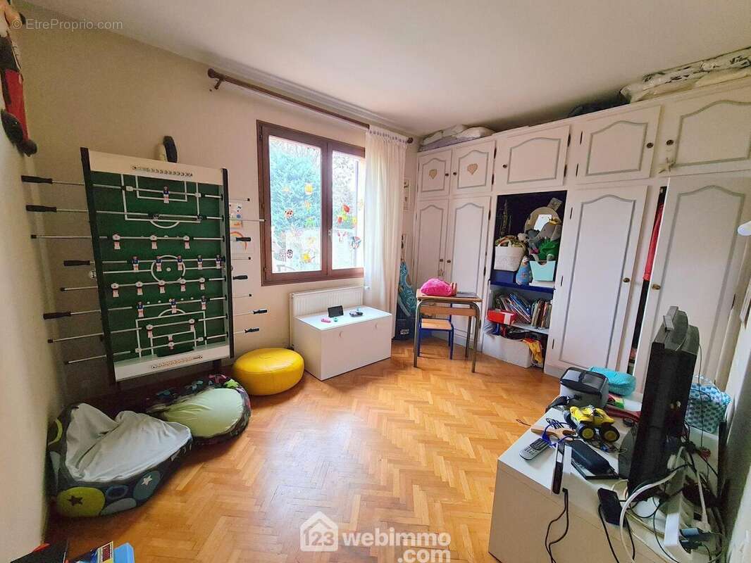 Au RDC, une seconde chambre de' 15 m² avec ses placards. - Maison à MILLY-LA-FORET