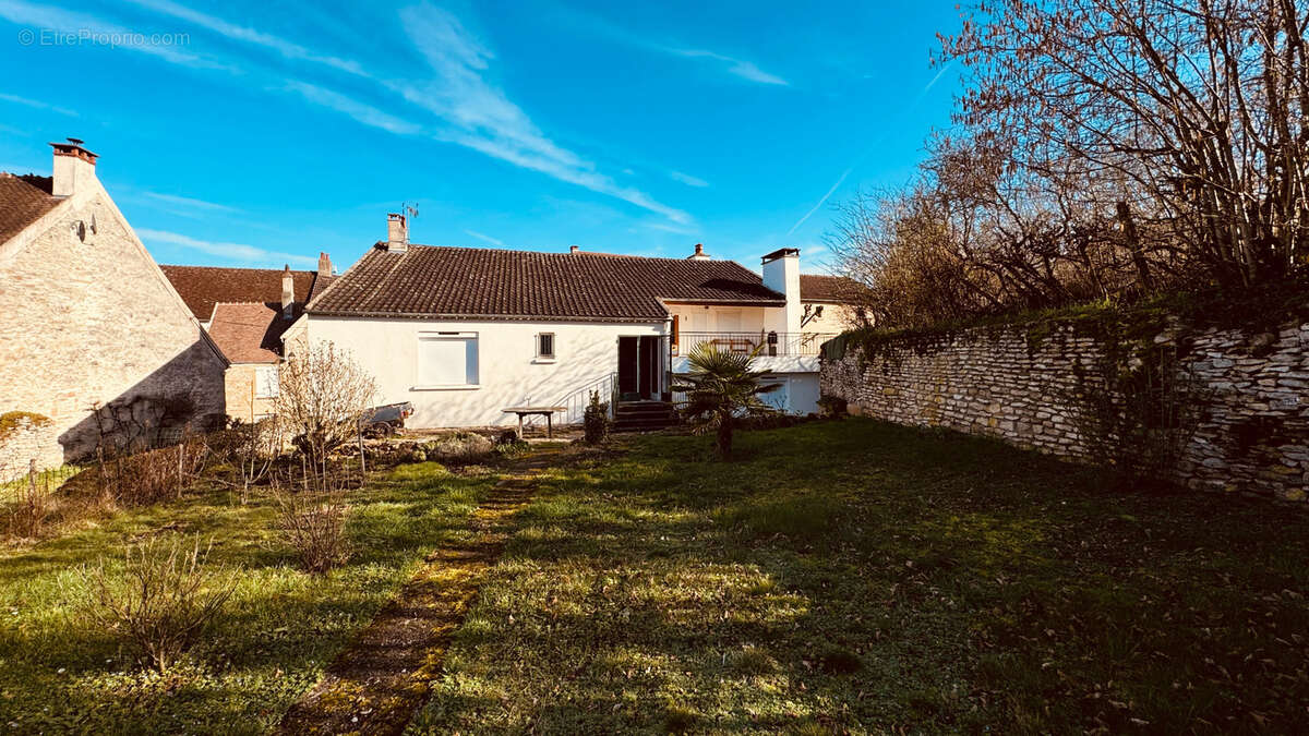 Maison de campagne situé à ASQUINS spacieuse au prix de 208  650 €. - photo 2
