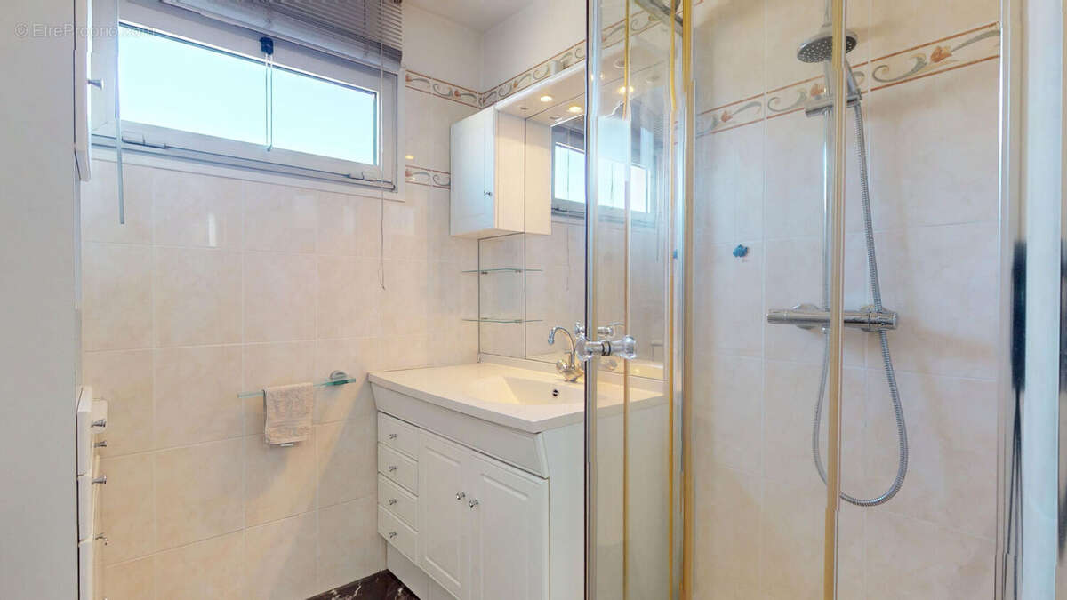 Appartement à SAINT-LAURENT-DU-VAR