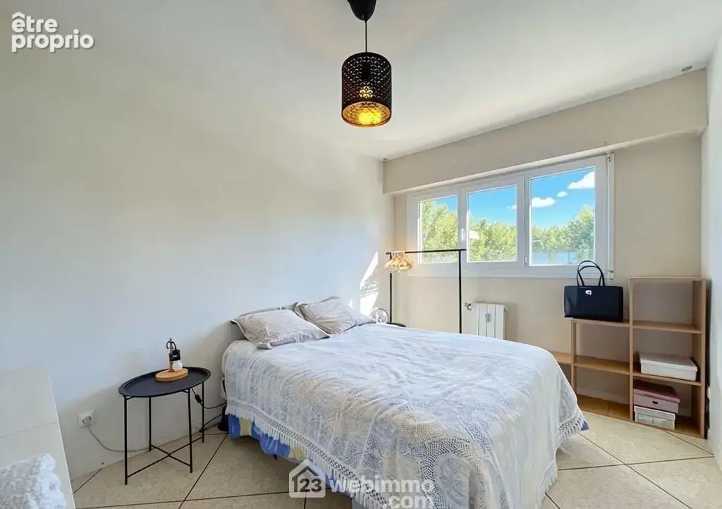 Une chambre lumineuse aux volumes confortables, offrant un cadre reposant.