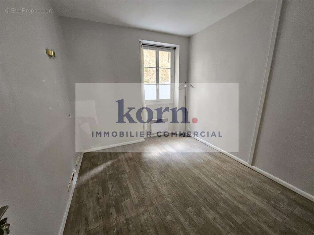 Commerce à PARIS-8E