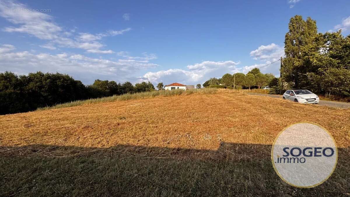Terrain à bâtir de 2200m² - photo 3