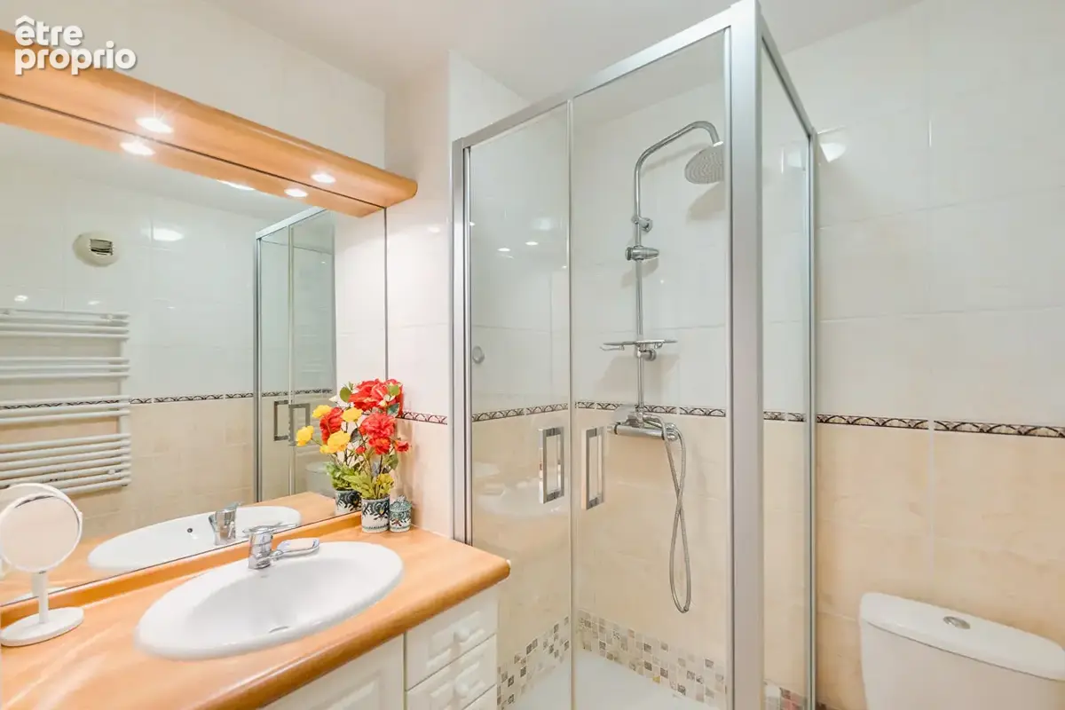 A vendre en exclusivité un appartement T4/T5 de 163 m2 avec vue mer, calanques, Notre Dame de la Garde et box/ secteur Bonnevein - photo 7