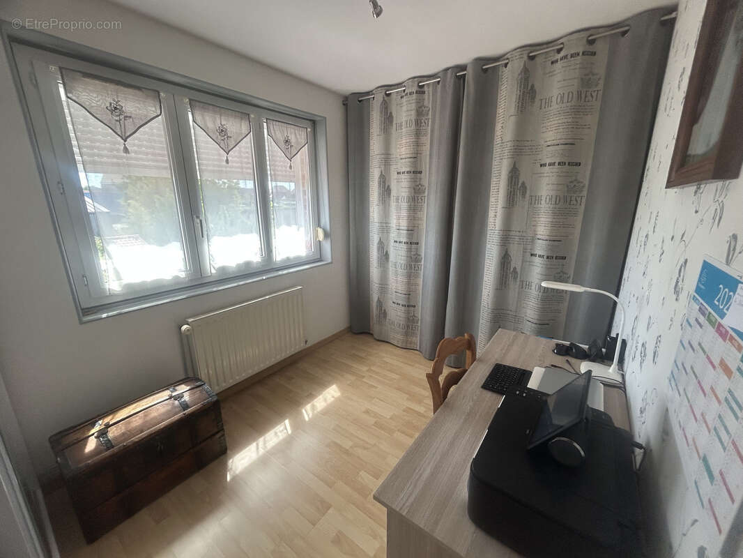 Semi individuelle rénovée développant 92,22m2 et bâtie sur 330m2. - photo 8