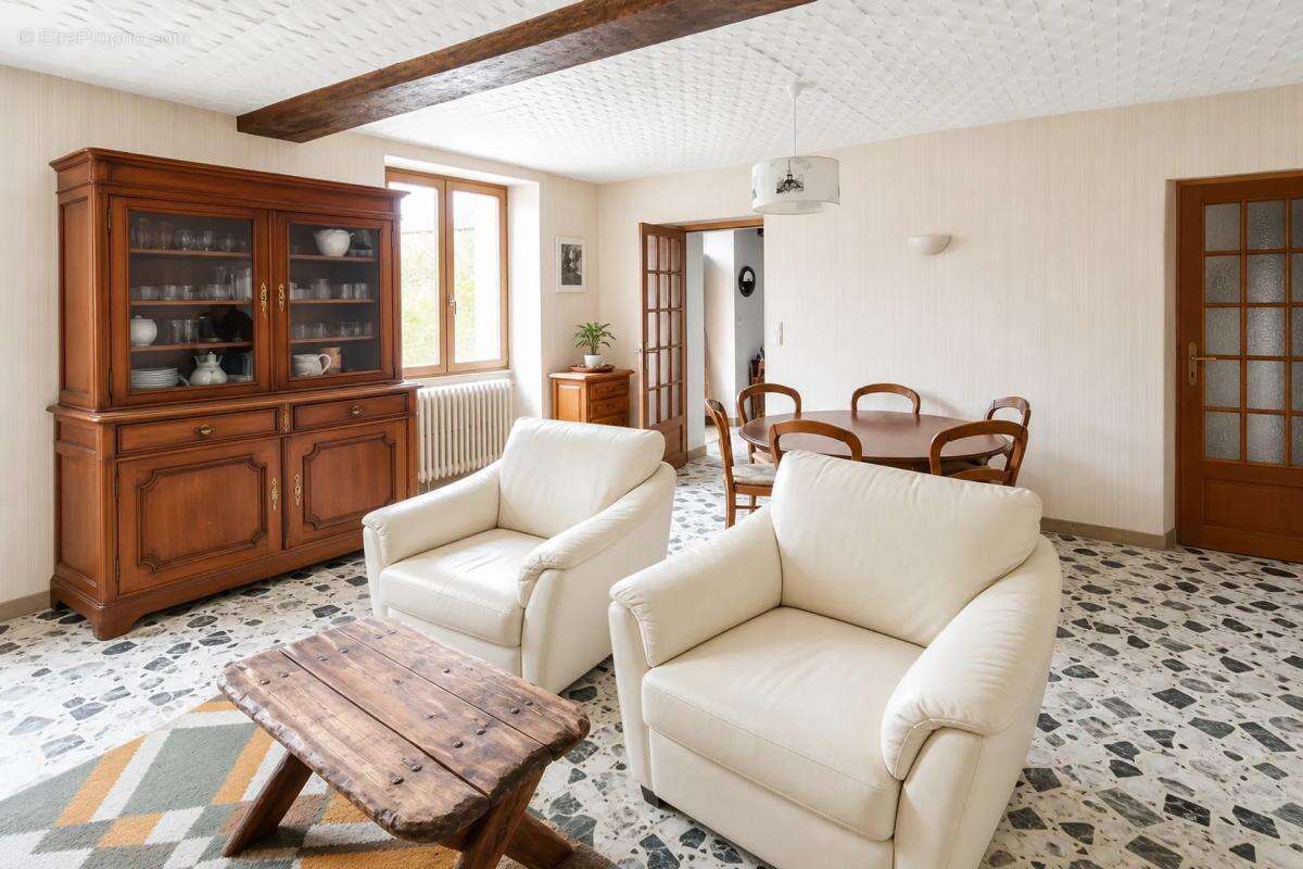 Ferme de 294 m² avec dépendances à Moisy - photo 3