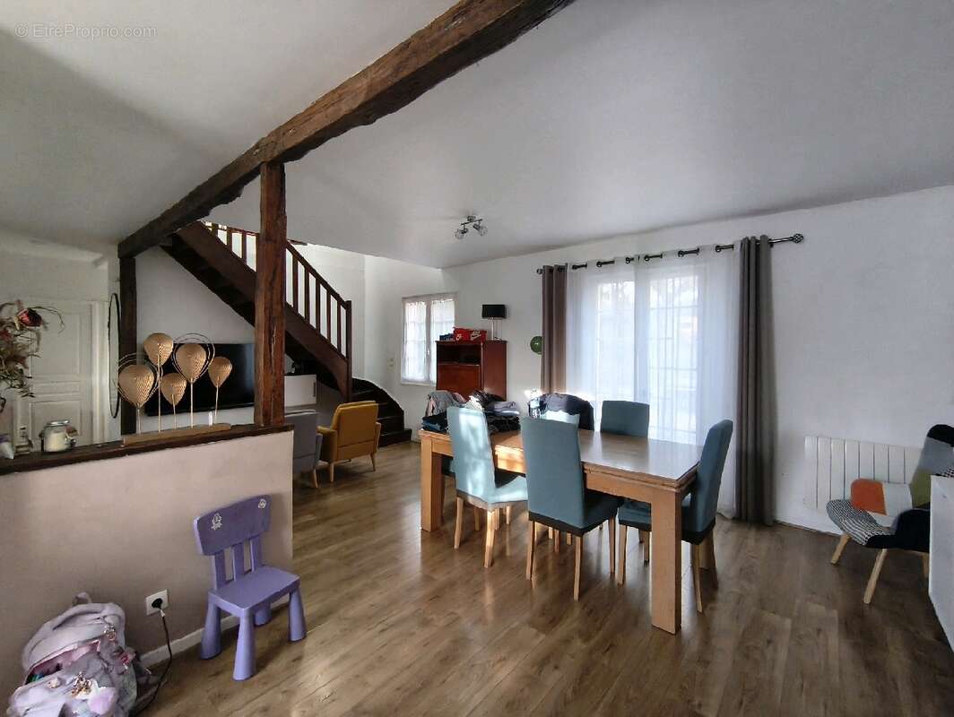 Maison à VALLANGOUJARD