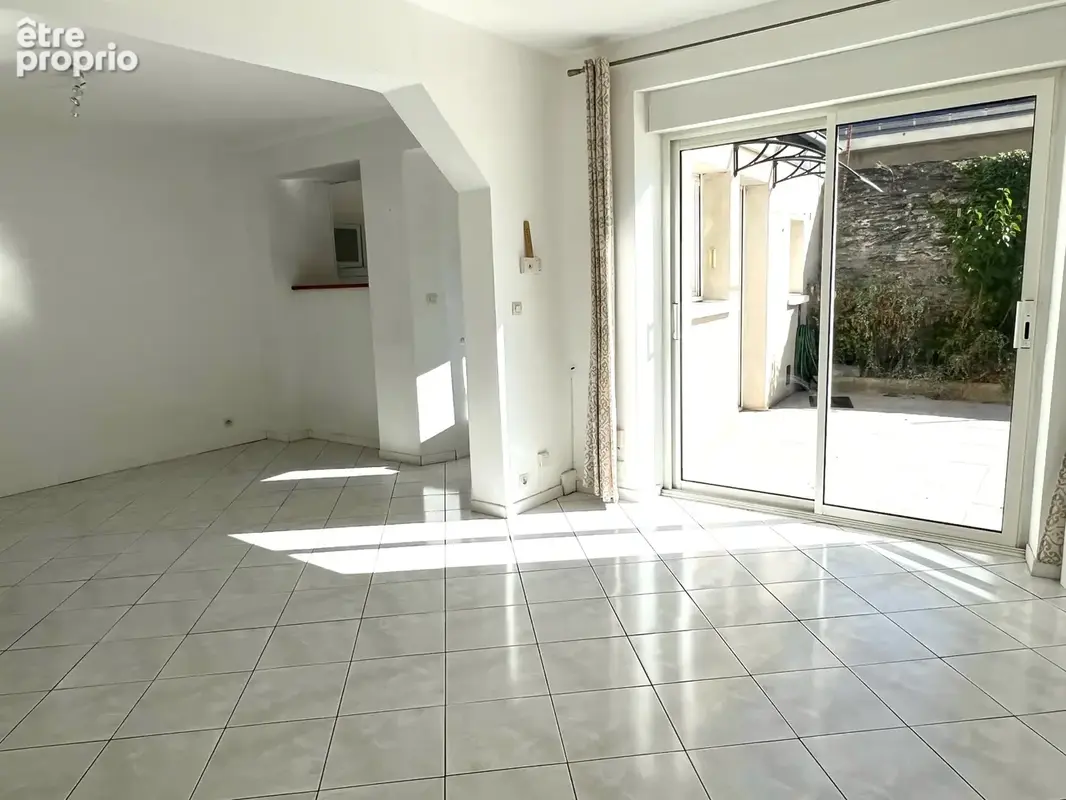 Maison de 95 m2 avec cour et stationnement au calme   Place du Lycée - ANGERS - photo 6