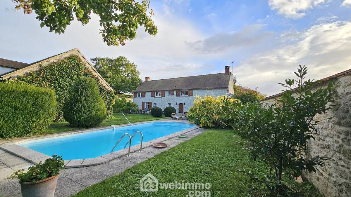 Venez découvrir cette belle propriété de 193 m². - Maison à ROINVILLIERS