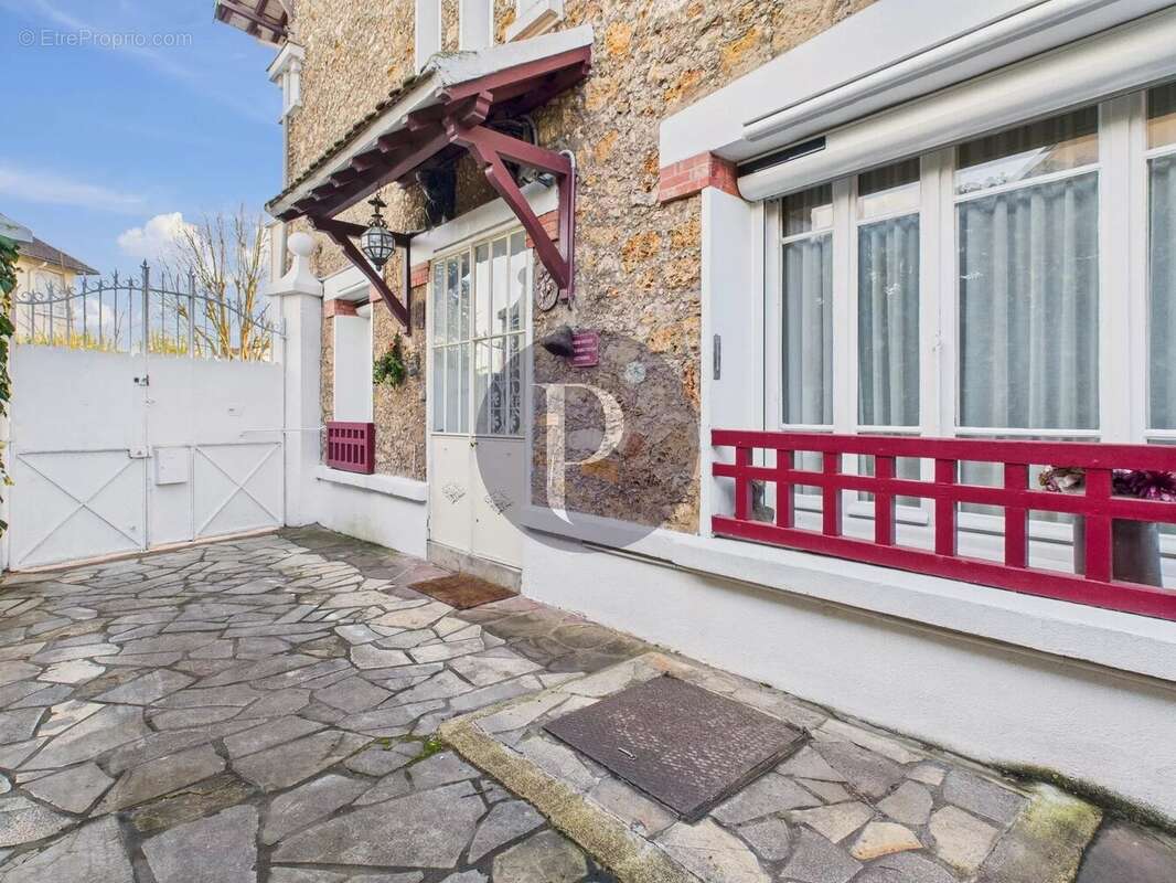 Maison à VERRIERES-LE-BUISSON