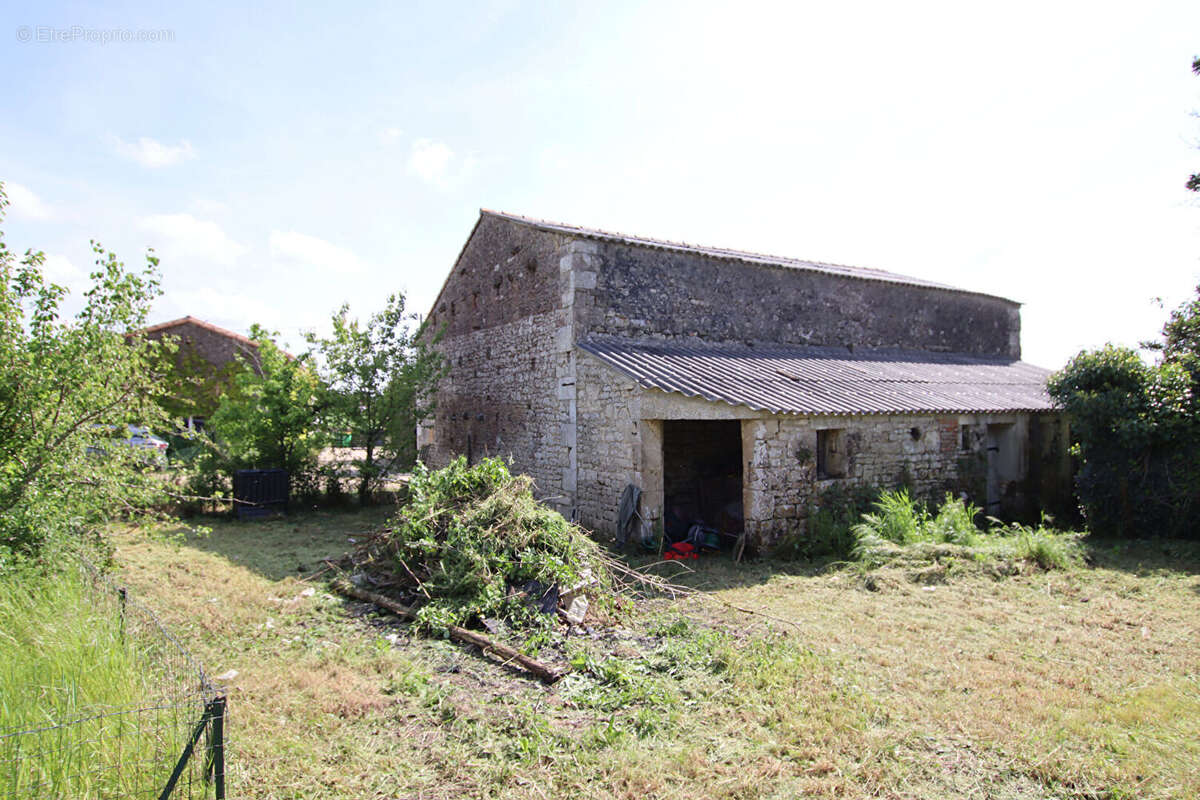 Maison 5 chambres avec dépendances et grand terrain à Coulonges Sur L'Autize - photo 3