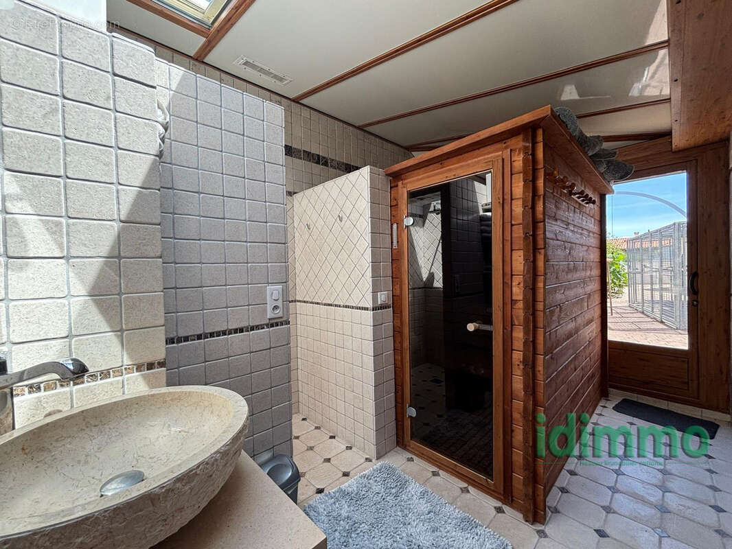 Magnifique ensemble immobilier de 350 m2, avec 2 logements , dans un lieu recherche, avec piscine sur un terra - photo 31