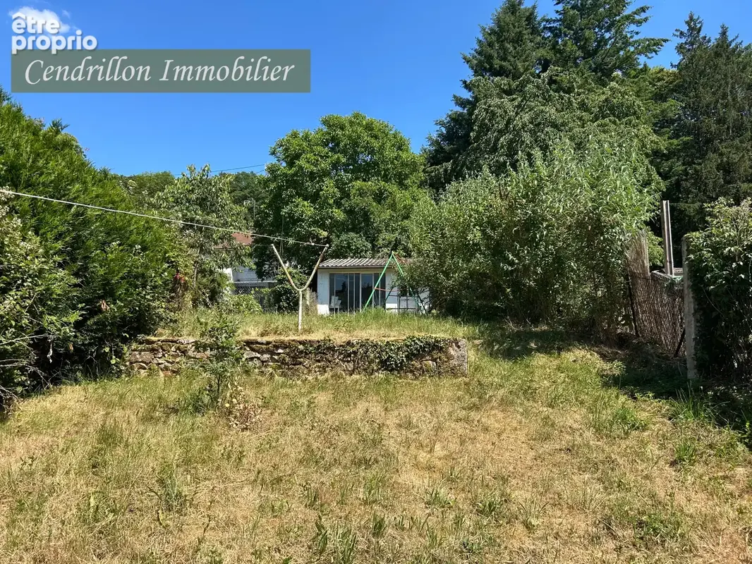Maison de bourg à rafraîchir, mitoyenne d'un coté, 3 chambres, ~92m2 habitables, sur 438 m2 de jardin - photo 2