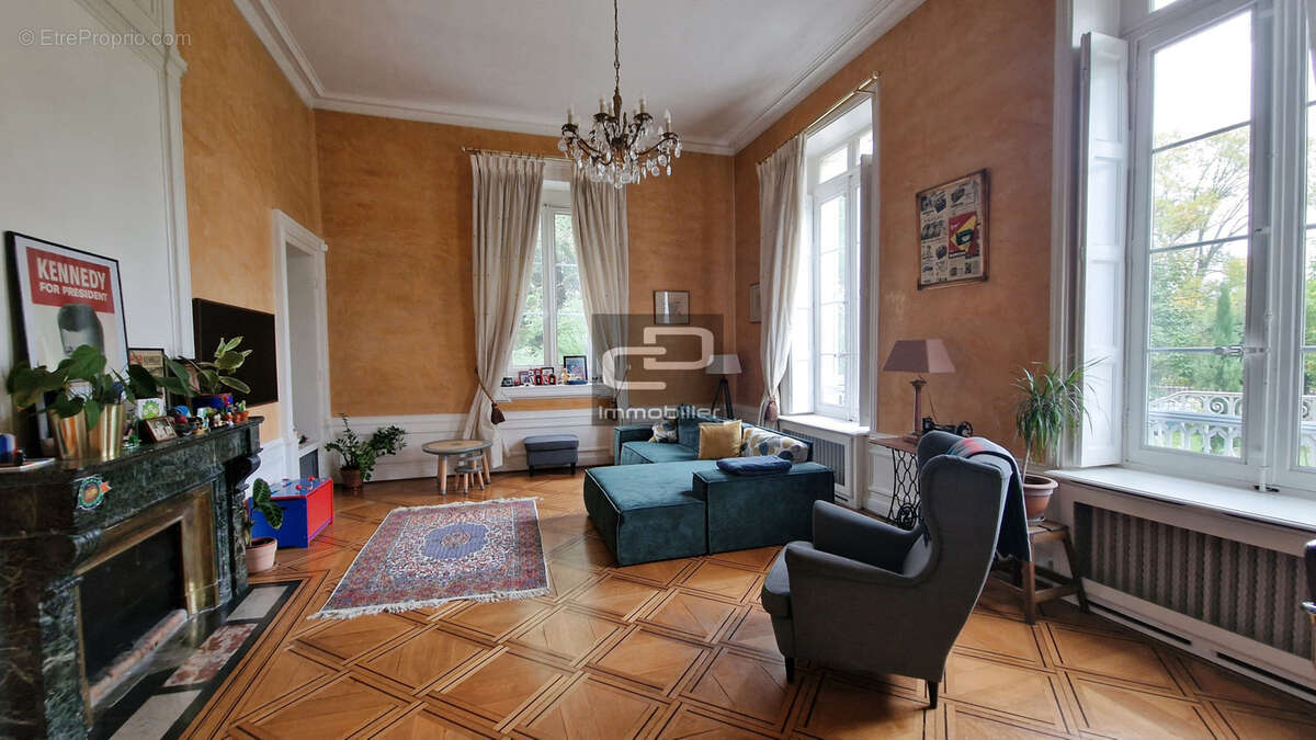 Appartement à COLLONGES-AU-MONT-D'OR