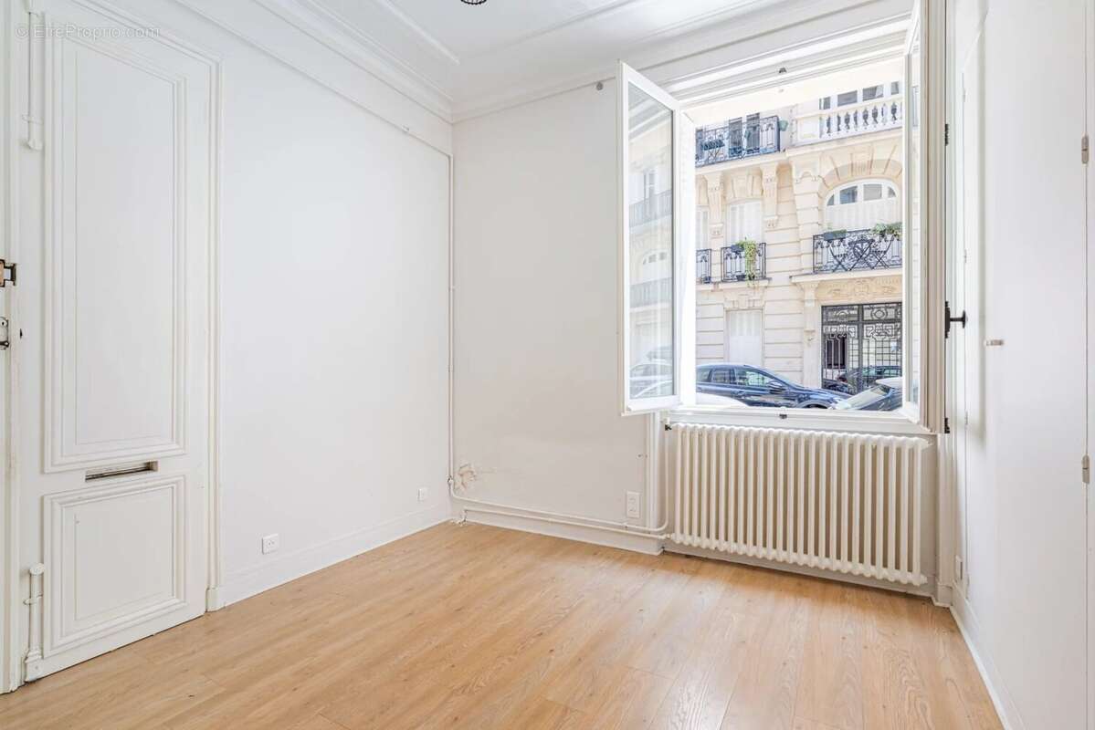 75017 - rue faraday - studio - belle hauteur sous plafond - photo 3