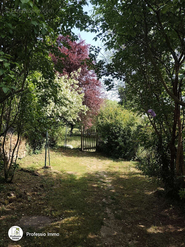 Maison de caractère avec ancienne grange aménagée et terrain arboré - photo 11