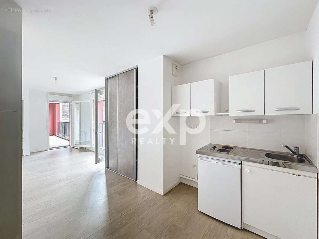 entrée vue sur la pièce de vie  - Appartement à NANTES