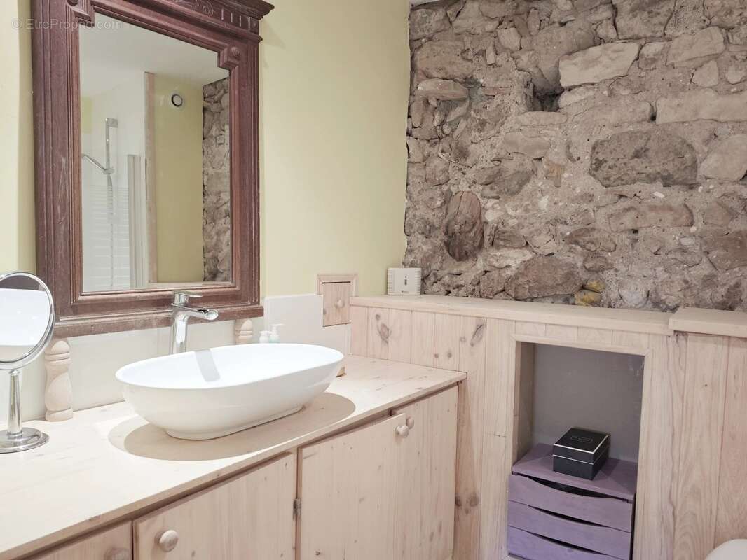 Jolie maison en pierres avec dépendances - photo 11