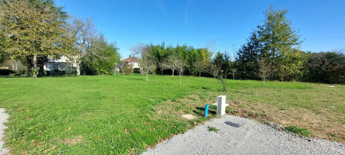 Terrain à CONFOLENS