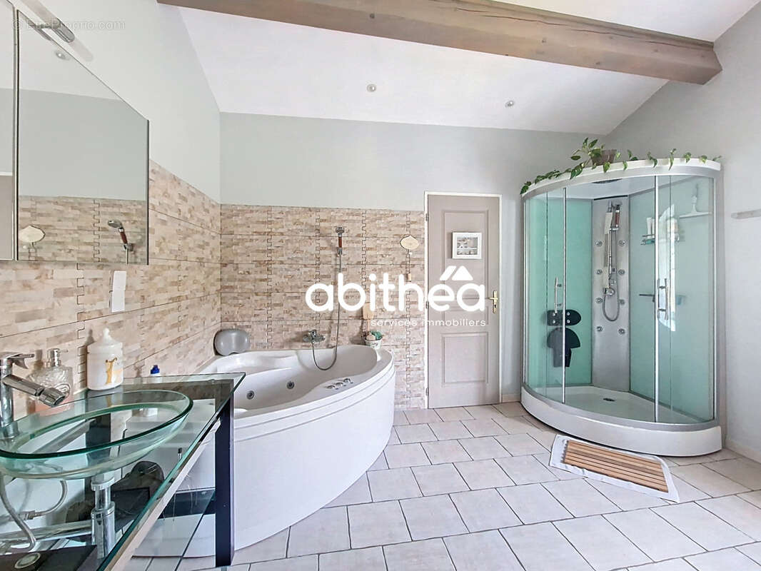 Maison à SAINT-GENIS-DE-SAINTONGE