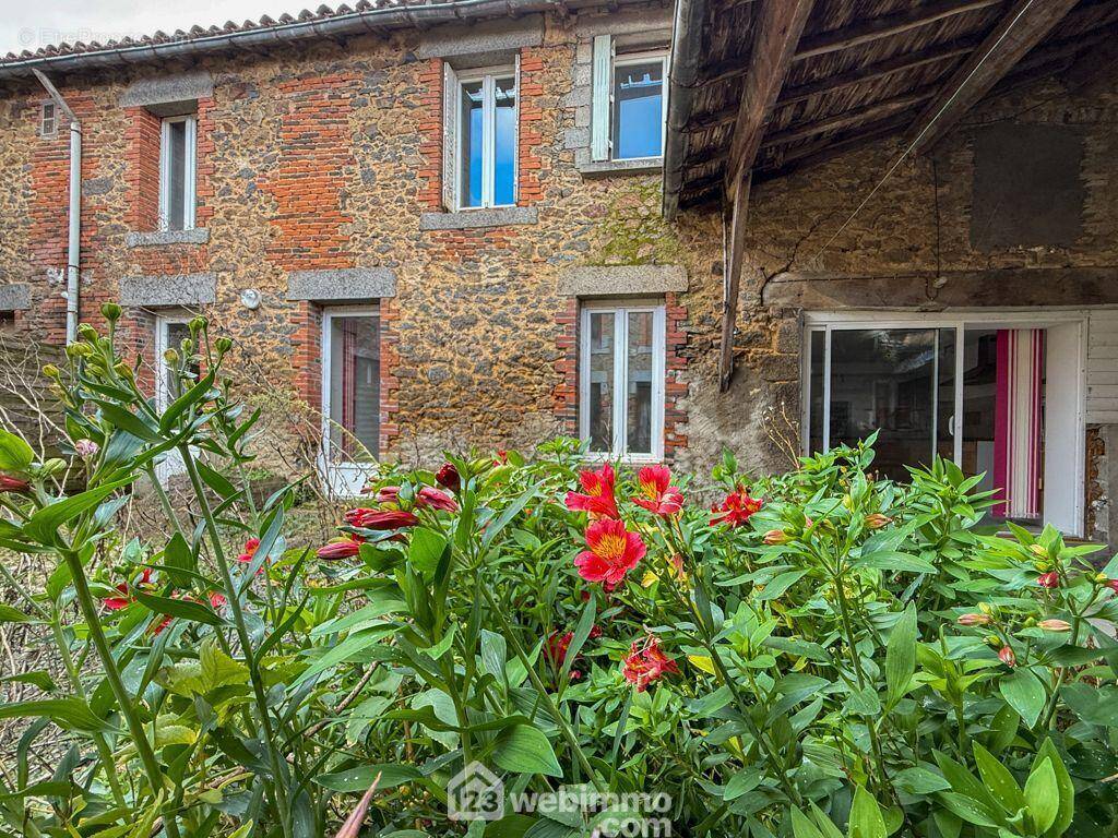 Venez découvrir cette grande maison de bourg de 202 m² - Maison à SAINT-MESMIN