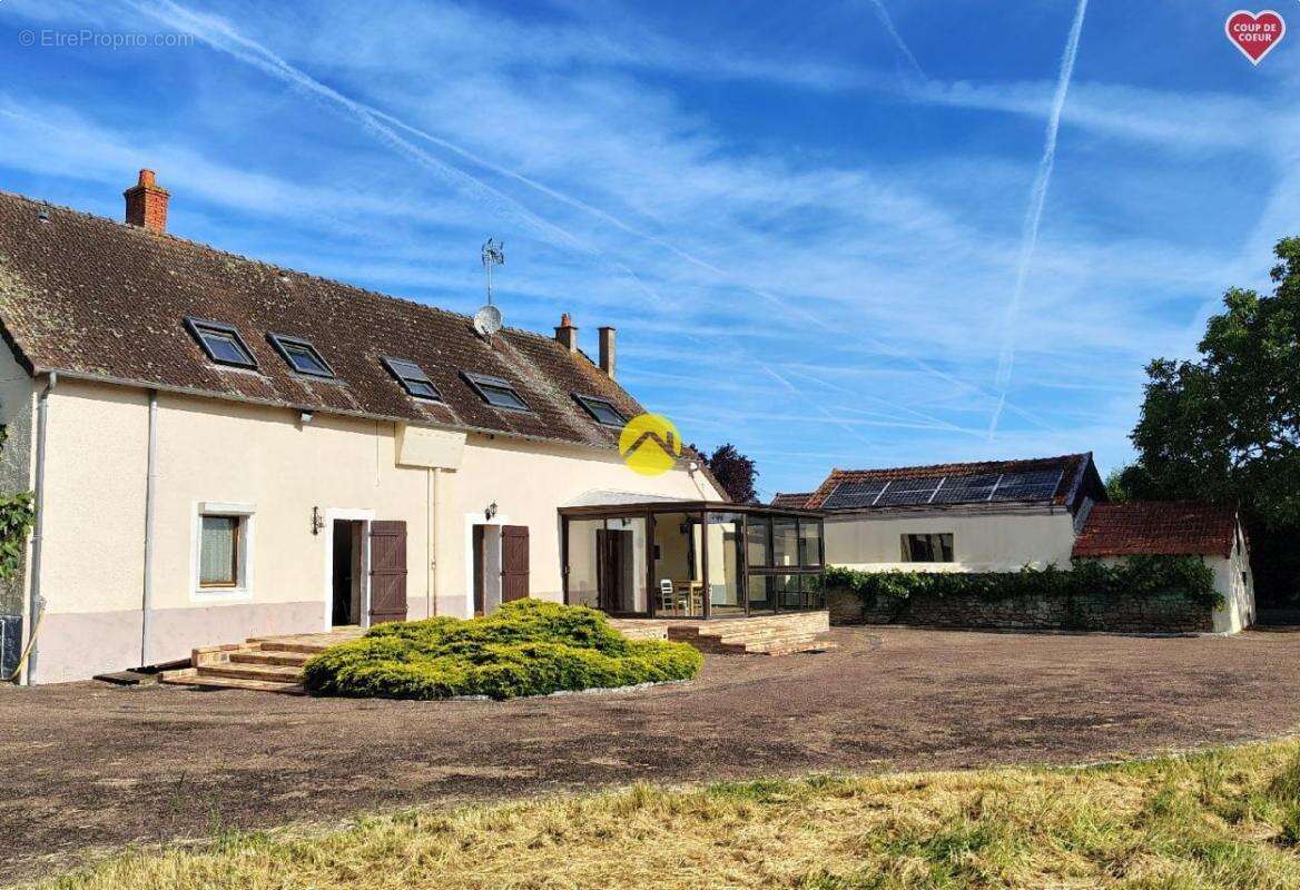 Maison 200 m² à Sancoins  - photo 2